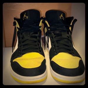 Air Jordan 1 MID SE (Authentic)